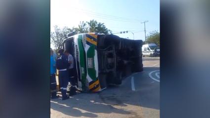 El bus volcado sobre la carretera