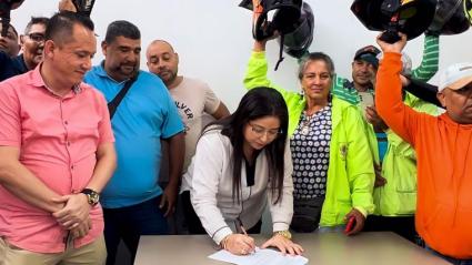 Momento en que la alcaldesa estampa su firma sobre el documento<