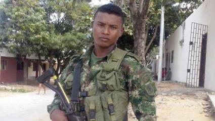 Edilber Israel De la Cruz, exsoldado y ahora empleado contratista, había resultado herido en un cruce de disparos mientras entregaba un pedido en un camión repartidor de los refrescos.