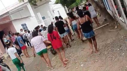 Momento en que los integrantes de la familia llevan el cuerpo a una vivienda