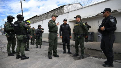 Integrantes de la Policía arribaron a las afueras de la cárcel La Modelo tras un intento de motín registrado en horas de la mañana de este viernes.