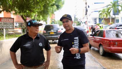 Alejandro Char en medio del anuncio