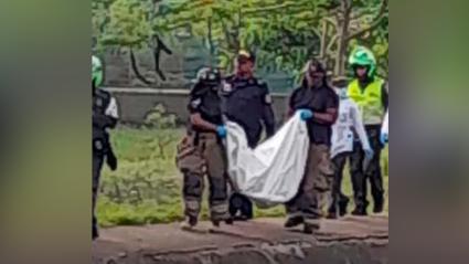 Unidades de rescate y de la policía tras rescatar el cuerpo