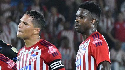 Marco Pérez y Carlos Bacca viendo a 'Cariaco' González patear un penal de Copa Libertadores