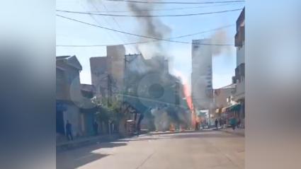 Llantas quemadas en el centro de la ciudad como consecuencia de las protestas de este martes