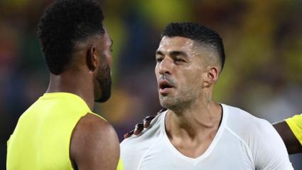 Luis Suárez frentea a Miguel Ángel Borja, delantero de la selección Colombia