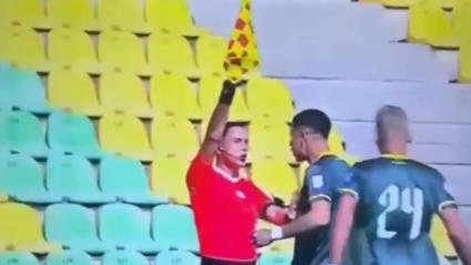 Momento en que el jugador encara al juez de línea