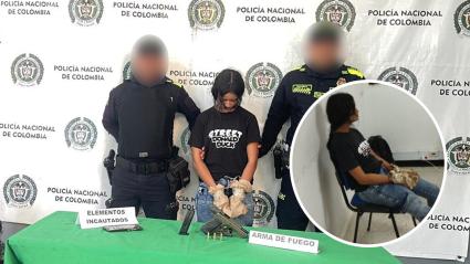 La joven capturada con bolsas en sus manos para no perder rastros de pólvora