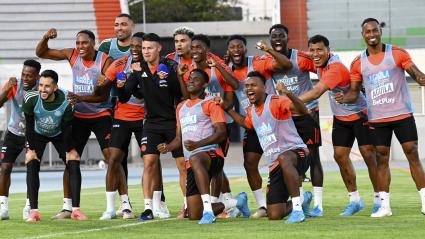 Jugadores de Colombia tras un entrenamiento en El Alto, Bolivia, previo al juego de este jueves