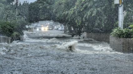 Fuertes arroyos en Barranquilla durante las lluvias de este jueves