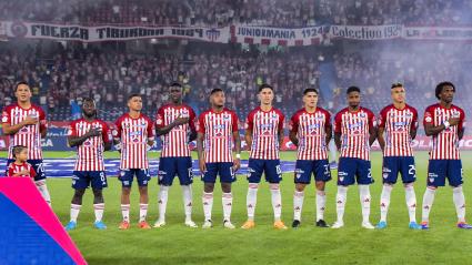 Jugadores de Junior en el campo de juego antes de iniciar un partido.