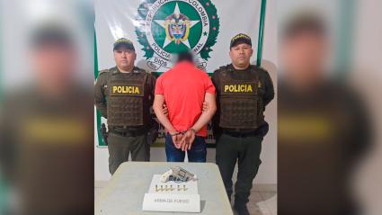 Policías con el capturado por homicidio.