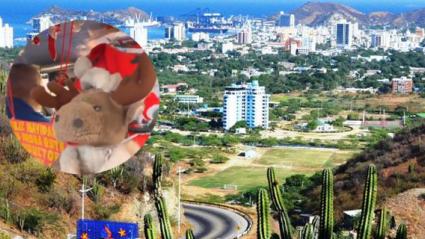 Un taxi decorado para Navidad en Santa Marta.