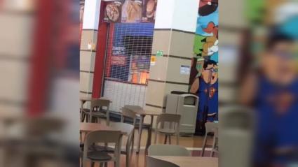 Momentos del incendio de local en el Portal del Prado.