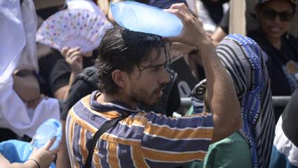 Fans de Shakira buscando alternativas para soportar el sol.