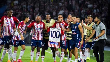 Jugadores de Junior celebrando un gol.