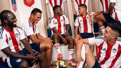 Jugadores de Junior con la camiseta local para la temporada 2025.
