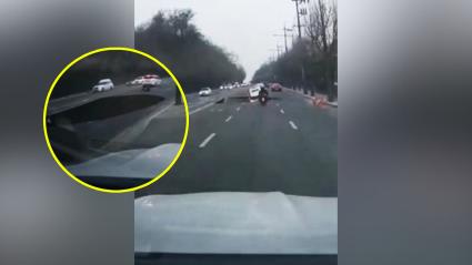 Momento en el que un cráter se abrió, suceso por el que murió un motociclista.