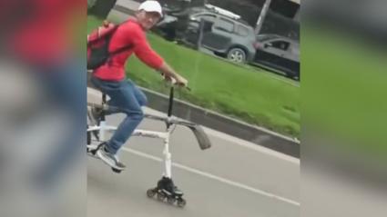 Hombre en bicicleta con un patín.