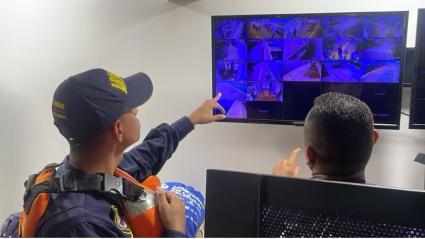 Autoridades revisando cámaras para hallar a Tatiana Hernández.