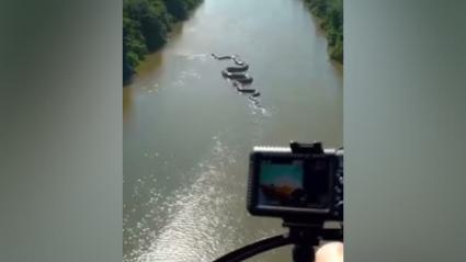 Captura de video de presunta anaconda gigante en el río Amazonas.