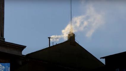 Fumata blanca señalando que hay nuevo papa.