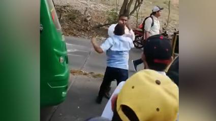 Pelea entre conductor de bus y taxista.