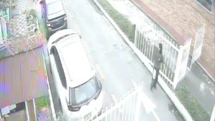 Captura de video de intento de huída de sicario de Miguel Uribe.