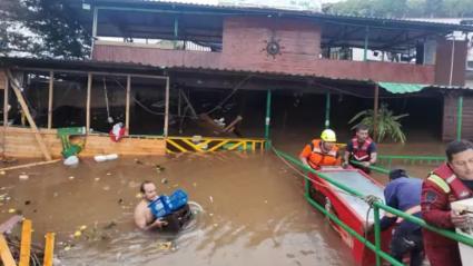 Escena de restaurante flotante en el Meta.