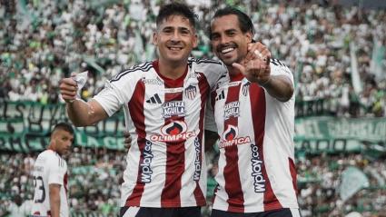 Guillermo Paiva y Javier Báez celebrando un gol con Junior.