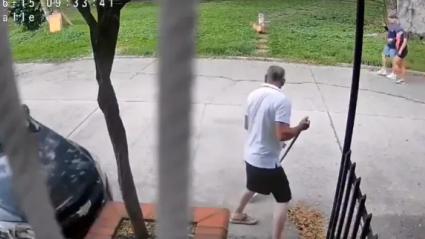 Hombre que barría y casi sufre accidente.