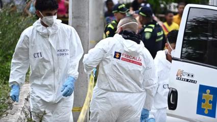 Peritos del CTI recogiendo un cuerpo.