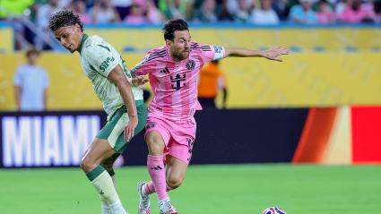 Lionel Messi, del Inter Miami, disputando un partido contra Richard Ríos, de Palmeiras.