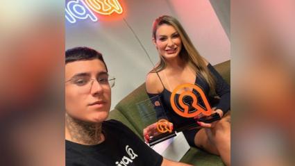 Madre e hijo que graban contenido para Onlyfans.