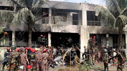Avión de la Fuerza Aérea de Bangladés se estrella contra escuela