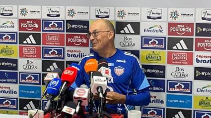 Alfredo Arias, técnico de Junior, en rueda de prensa.