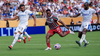 El colombiano Jhon Arias con Fluminense ante jugadores de Al Hilal.