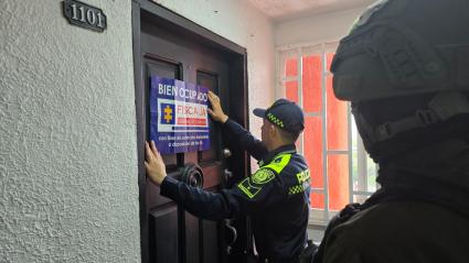 Fiscalía aplicando una extinción de dominio.