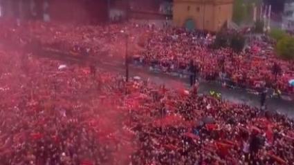 Hinchas de Liverpool homenajeando a Diogo Jota.