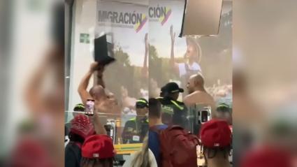 Momento en el que el hombre dañaba los objetos de Migración.