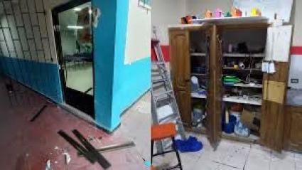 Así quedaron varios salones de clases tras el robo.