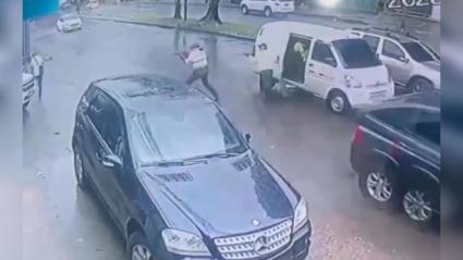 El hecho quedó registrado por una cámara de seguridad. 