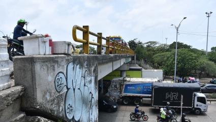 El puente presenta deterioros estructurales, afectaciones en su capa de rodadura y erosión en los taludes de la oreja sur occidental, entre otros problemas.