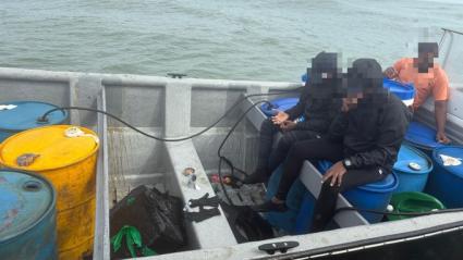 Fotografía del momento en que son capturadas las tres personas en la motonave tipo ‘Go Fast’.