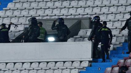 La Policía tratando de detener las riñas 
