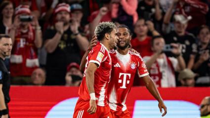 Luis Díaz celebrando su gol con Gnabry