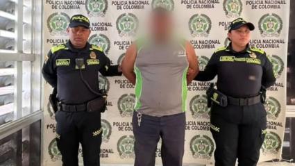 El sujeto es acusado por el delito de actos sexuales con menor de 14 años agravado. 