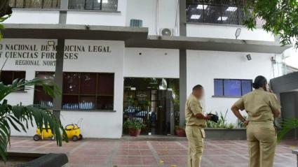 Miembros de la Armada Nacional en la sede de Medicina Legal.