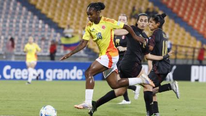 Linda Caicedo (i) de Colombia disputa el balón este viernes, en un partido de la Liga de Naciones Femenina entre Colombia y Perú en el Atanasio Girardot.