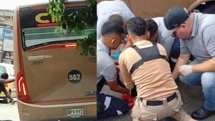 Momento en que los paramédicos auxilian a una de las víctimas.